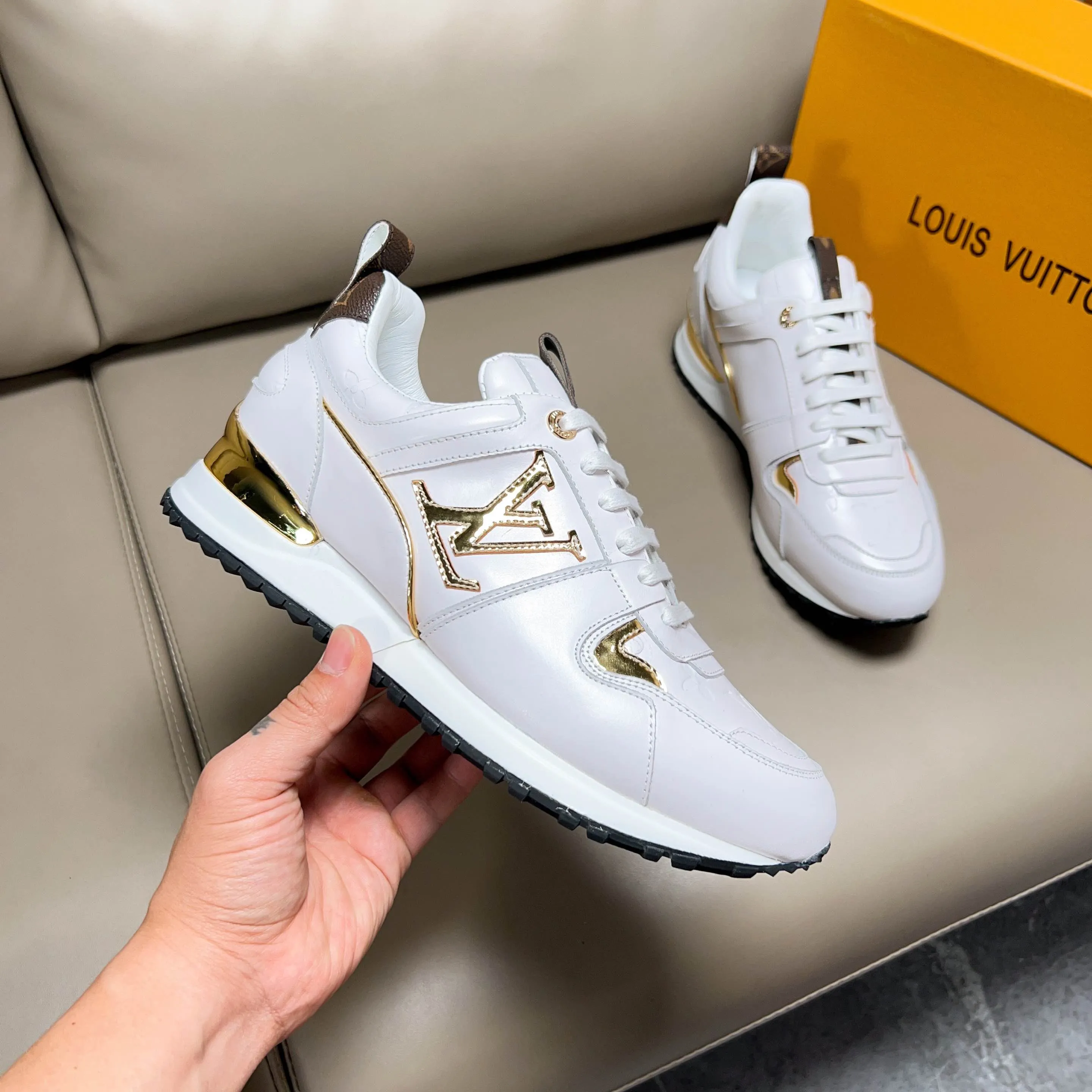 Factory price: 440💰【LV】Male and female couples model, sold simultaneously at counters, original classic 1:1 copy, original designer design, imported calf + sheepskin lining, L gold unique design on both sides, fashionable and trendy. 🔍🔍Original quality @ No pressure to enter and leave the counter at will, the original replica outsole is suitable for all kinds of travel, making it worth owning. Welcome all sellers to sell in the picture above. We can send one piece on behalf of you. Male size: 38-44 (can be customized to 45 sizes), female size: 35-39 (can be customized to 40 sizes)